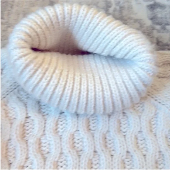 H&M White Cable Knit Turtleneck Sweater - Picture 2 of 9